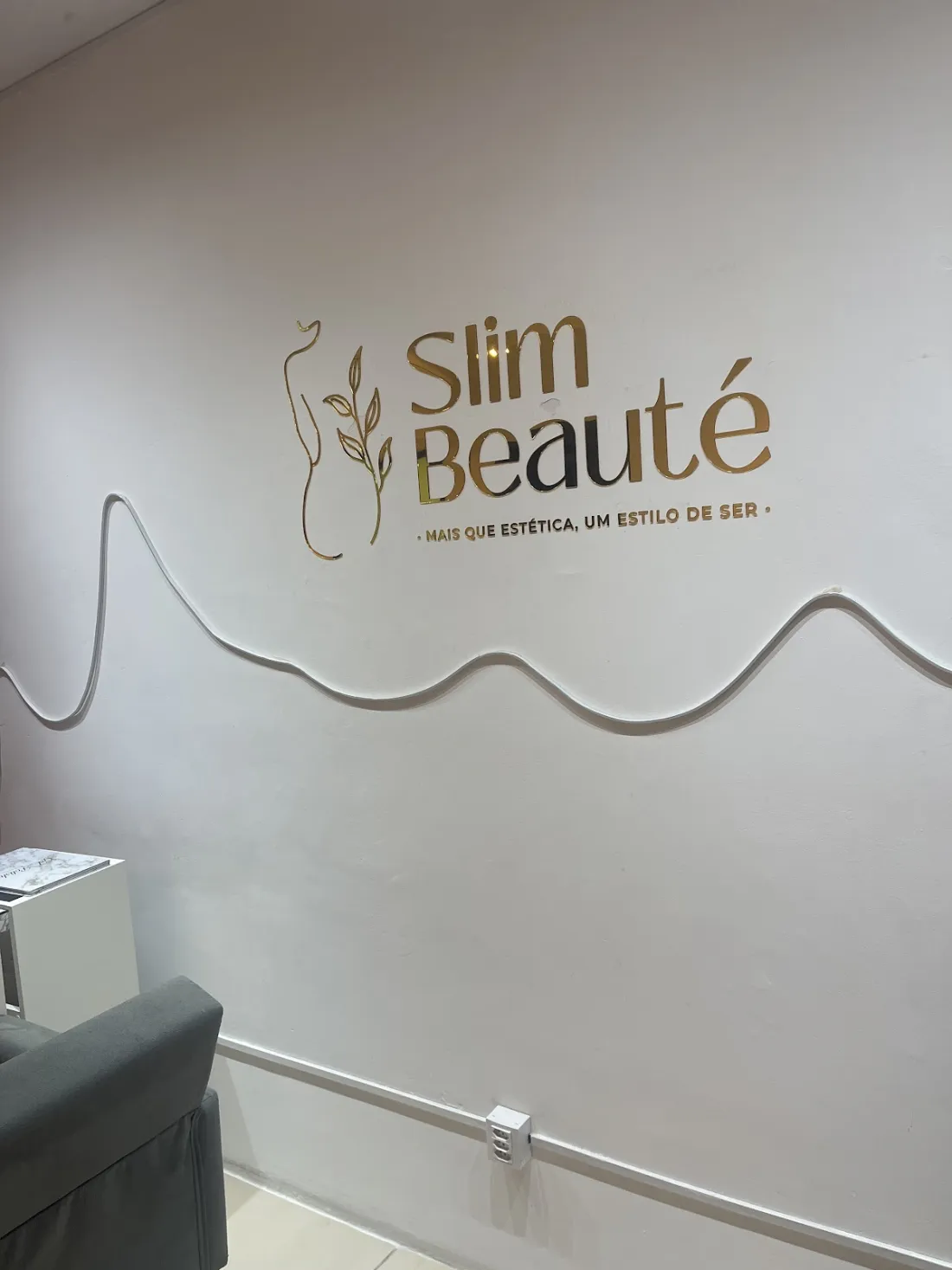 Parede assinatura da Slim Beauté